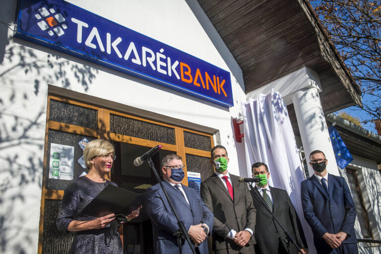 Megnyílt az első közösen üzemeltetett postai és takarékbanki fiók
