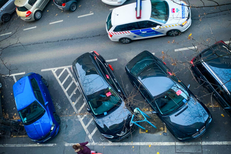 Ingyenes a parkolás, de a KRESZ azért még nem szűnt meg!