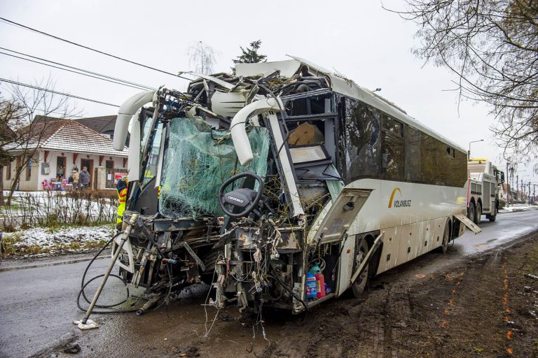 Lőrinci buszbaleset: Brutálisan összetört az autóbusz eleje a pénteki balesetben