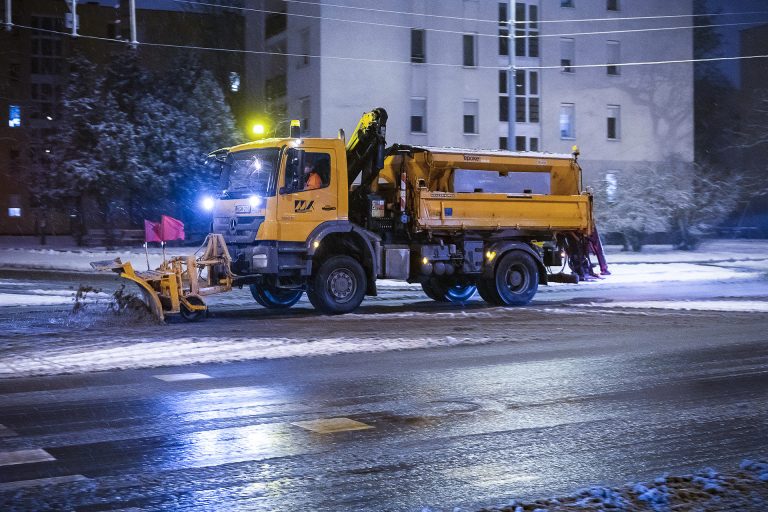 A közútkezelő teljes kapacitással végzi a hóeltakarítást és a síkosság megszüntetését