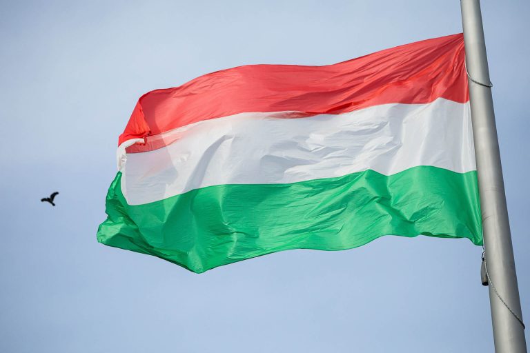 Felvonták a nemzeti lobogót az Országház előtt