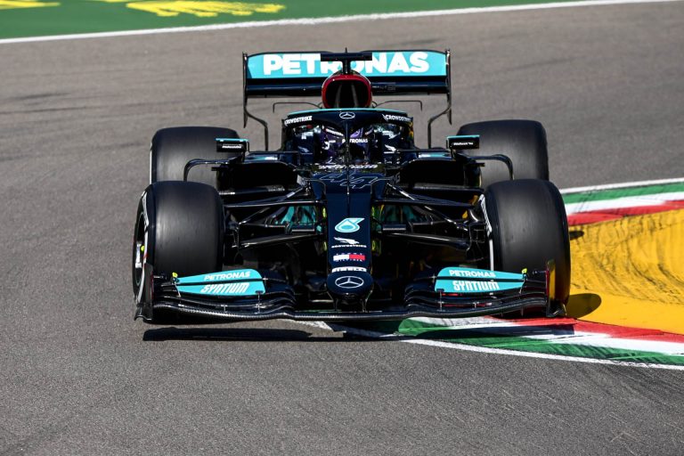 Forma 1: Hamilton pole pozícióban, megvan az Emilia Romagna Nagydíj rajtsorrendje