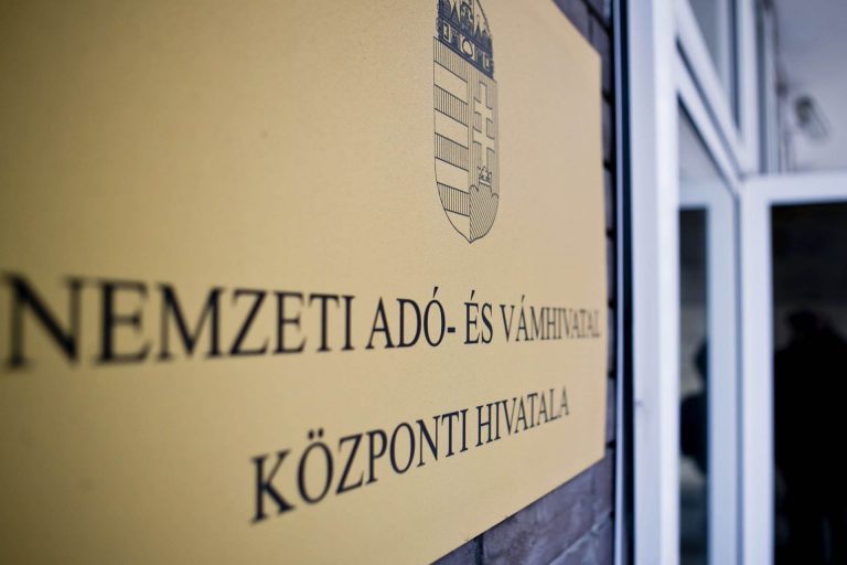 NAV: Ma éjfélig lehet átnézni, kiegészíteni az szja-bevallási tervezetet