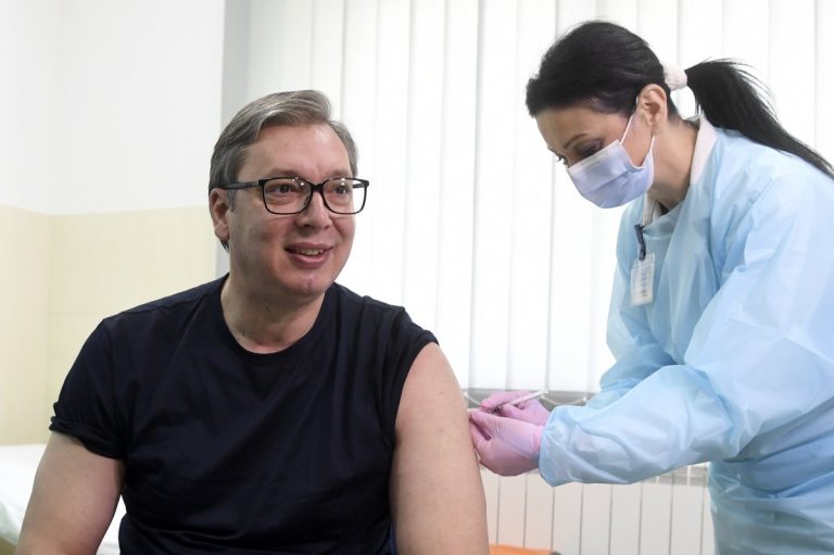 Fizetős oltakozás! Szerbiában pénzjutalmat kapnak, akik beoltatják magukat