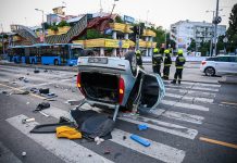 Felborult egy autó a Lehel piac magasságában vasárnap hajnalban