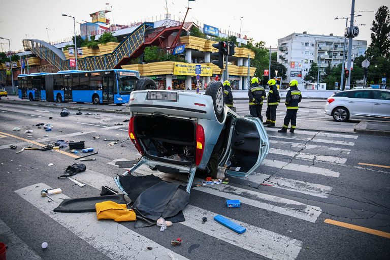 Felborult egy autó a Lehel piac magasságában vasárnap hajnalban
