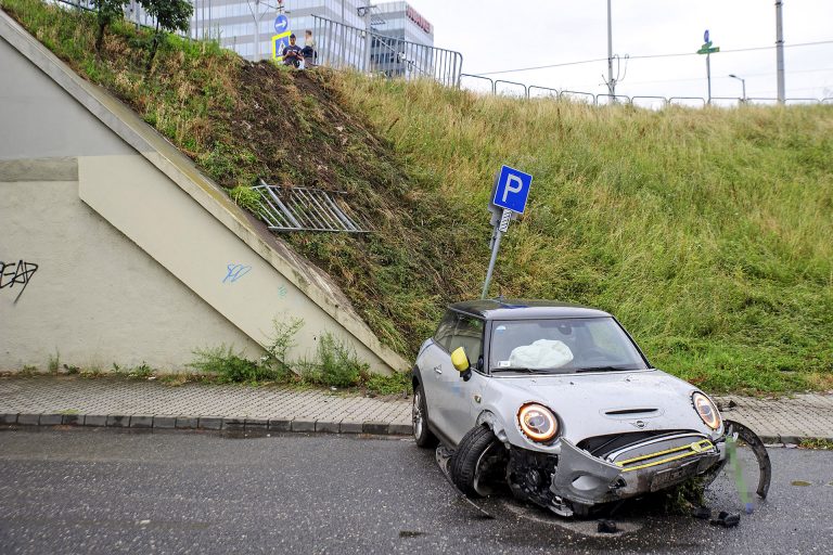 Lezuhant az Árpád híd felhajtójáról egy elektromos autó Budapesten