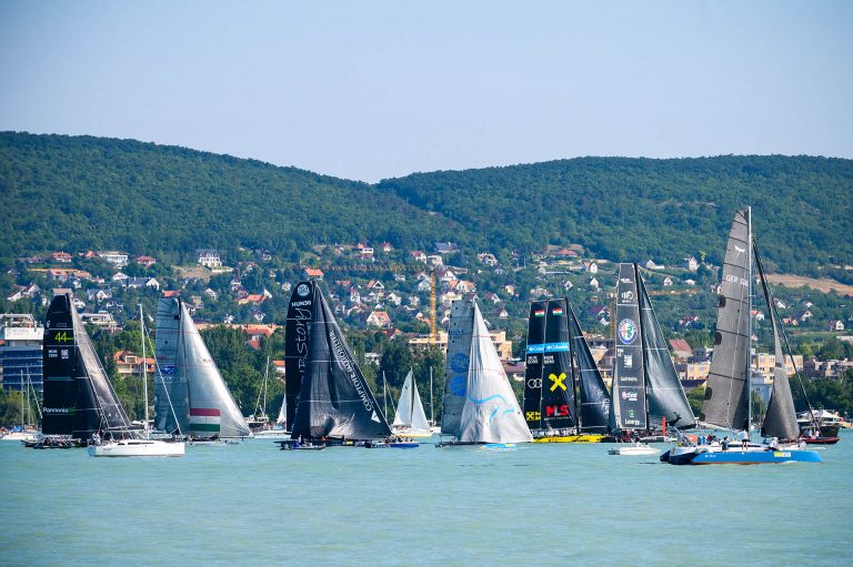 Kékszalag: Elrajtolt a mezőny Balatonfüredről