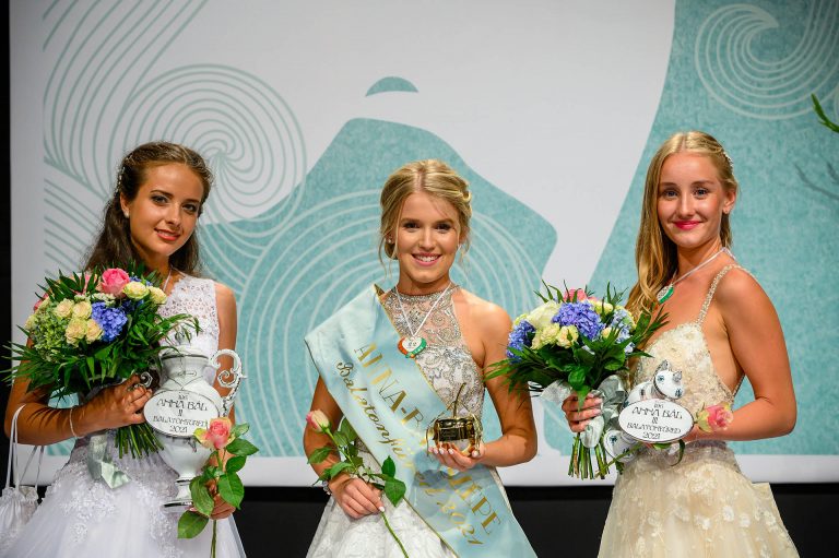 Elsőbálozók lettek a balatonfüredi Anna-bál szépei