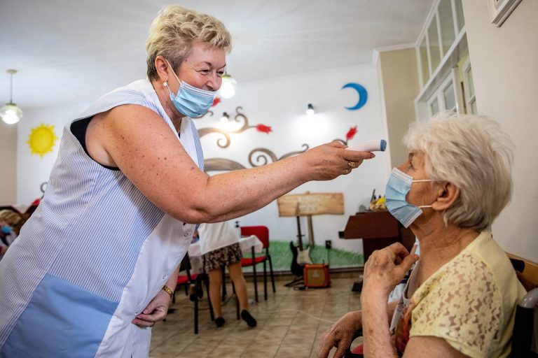 Megkezdődött a koronavírus-járványban dolgozó egészségügyi dolgozók munkabérelszámolása