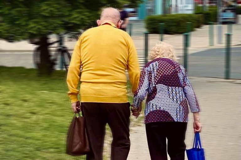 Nyugdíj: Nyugdíjprémiumot és 13. havi nyugdíjat is kapnak a nyugdíjasok