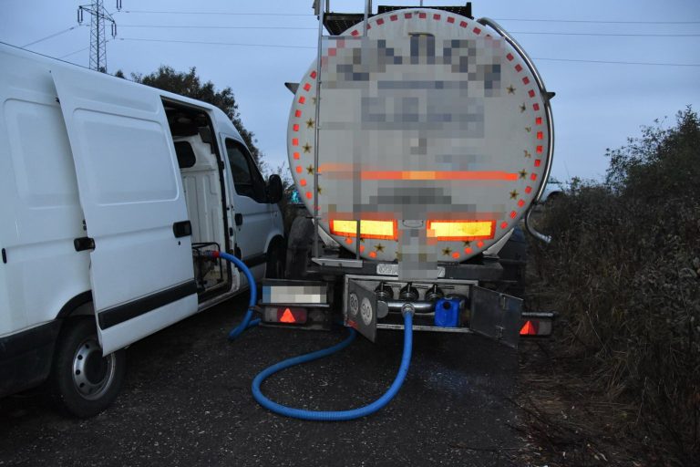 Megbuktak a tejjel: Ezer litert engedtek le egy tartálykocsiból, ráfáztak