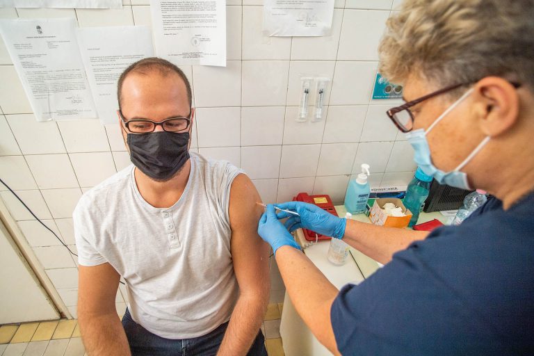 Hétvégi mérleg: 3274 új koronás fertőzött, 51 halott