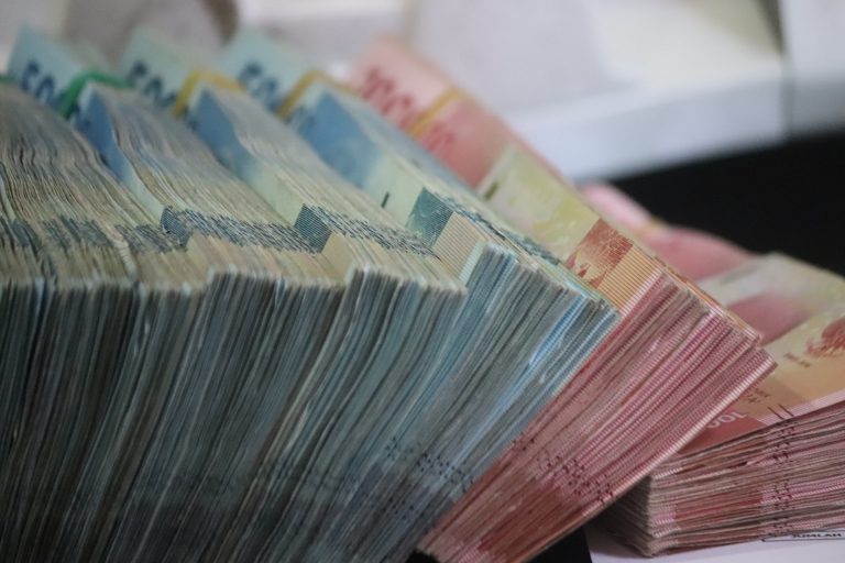 Alig mozdult a forint árfolyama hétfő reggelre