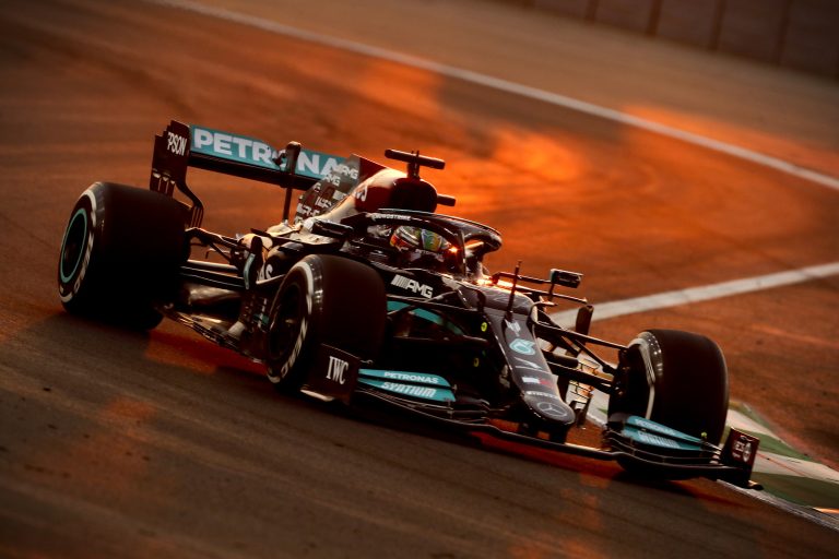 Forma-1 Jeddah: Hamilton nyert, holtverseny az összetett élén
