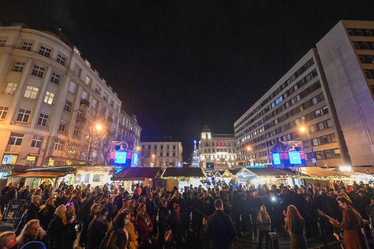 Akcióban a kukások: Csaknem 200 köbméternyi szemetet szedtek össze szilveszter után Budapesten