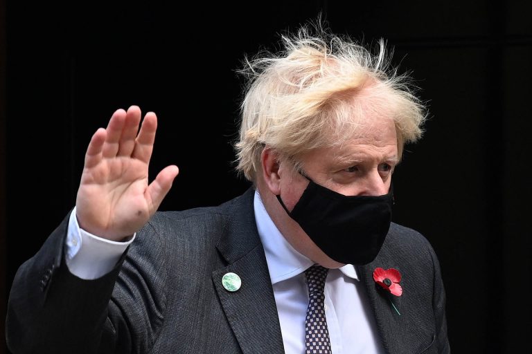 Nem ússza meg? 12 „bulit” tartott Boris Johnson a COVID alatt – parlamenti vizsgálat indul ellene