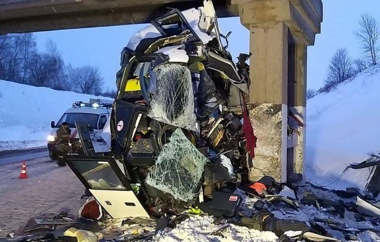Orosz buszbaleset: Hídpillérnek ütközött egy autóbusz, öten szörnyethaltak