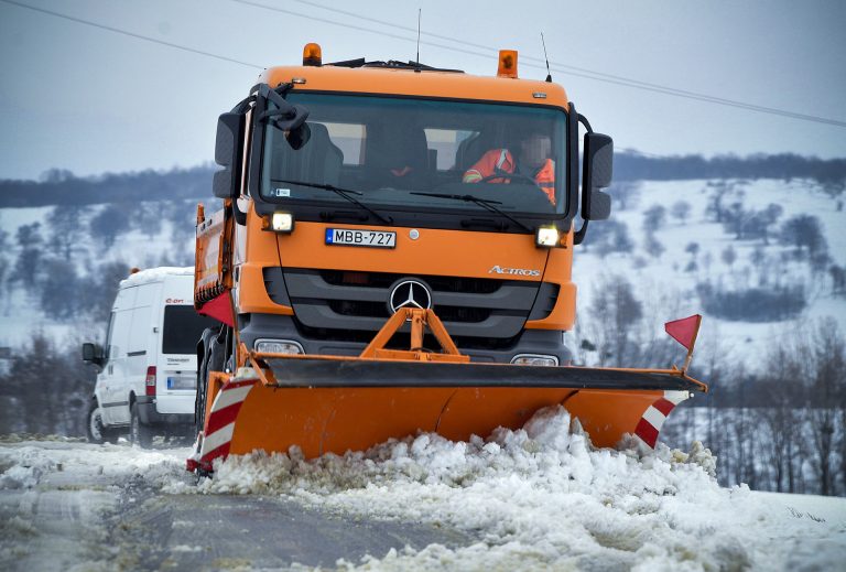 A hókotró erősebb: Tilos megelőzni – figyelmeztet a közútkezelő