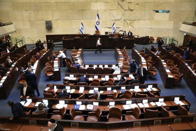 A négy adag oltás után lett kovidos az izraeli védelmi miniszter