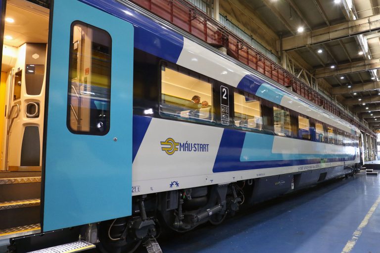 Boxzsák helyett: Több mint 27 milliós kárt okozott a MÁV jegykiadó automatáiban