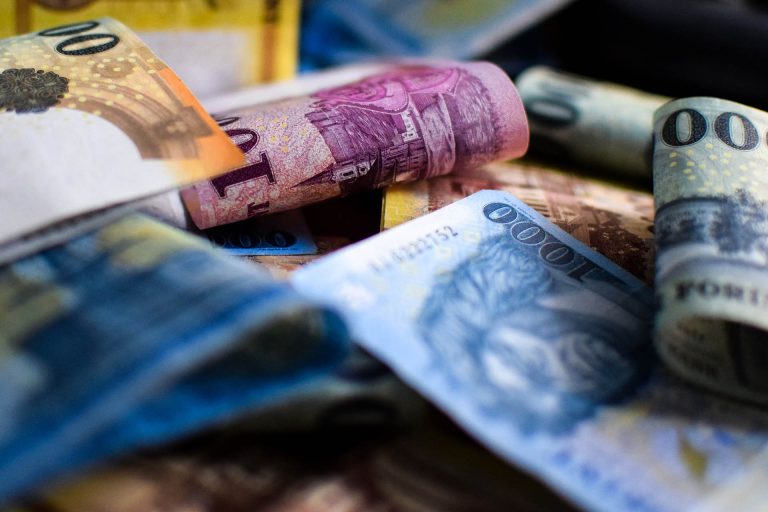 KSH: Havi 800 ezer forint körül az átlagkereset a bankoknál és a biztosítóknál