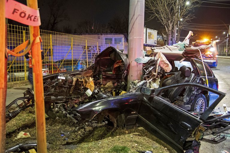 Halál a BMW-ben: Oszlopnak ütközött egy 22 éves férfi a Könyves Kálmán körúton