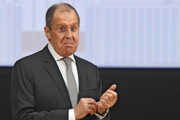 Lavrov az oroszoknak: Ne aggódjanak az új „vasfüggöny” miatt