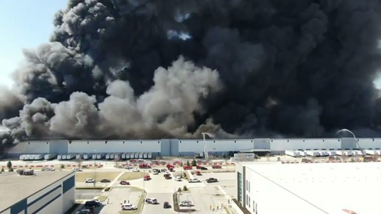 Ellátási lánc: Lángokban áll a Walmart egymillió nyégyzetméteres elosztóközpontja