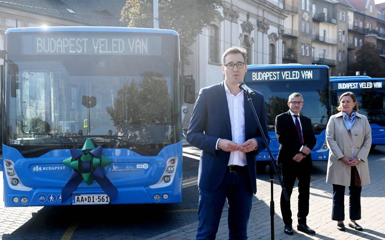 Több mint 100 új alacsonypadlós Mercedes busz érkezik Budapestre