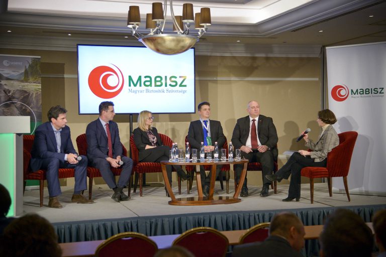 A készpénz zombimegtakarítás – A kormány stratégiai ágazatnak tekinti a biztosítást