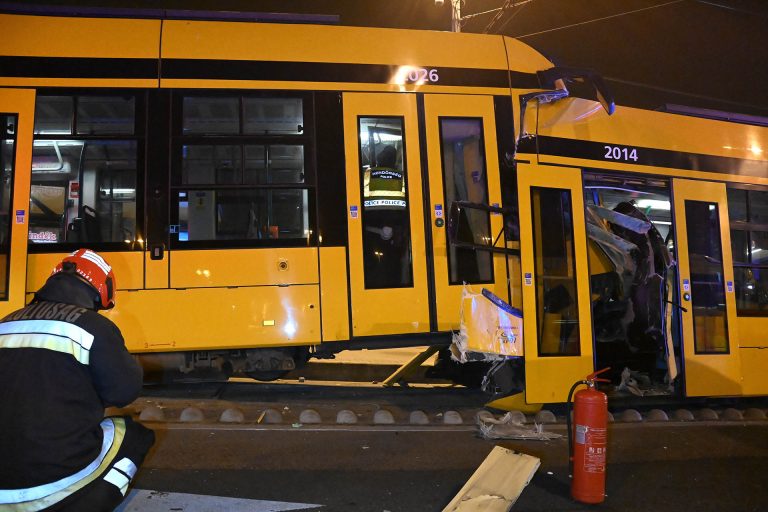 Combino karambol: A két villamos egymást bontotta le, az egyik vezetőfülke eltűnt