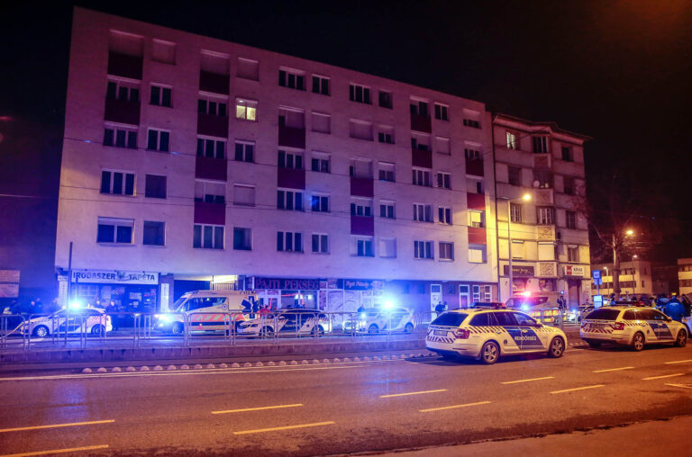 Újbudai rendőrgyilkosság: Kitűzték a fekete lobogókat a rendőrségi épületekre
