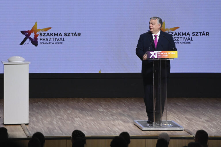 Orbán Viktor: A kormány folyamatosan megújítja a szakképzést