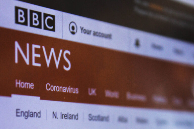 Botrány Londonban! Lemondott a BBC elnöke