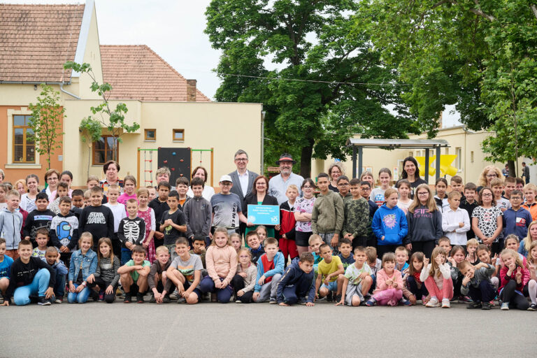 100 oktatási intézményben hűsölhetnek őshonos fák árnyékában a gyerekek