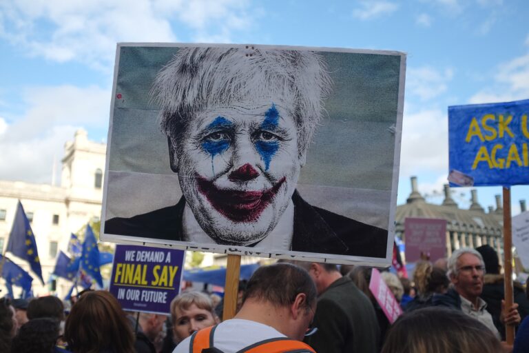 A hazug ember esete: Lemondott Boris Johnson képviselői mandátumáról