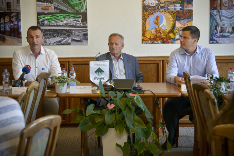 ÉVOSZ: 25 százalékos leépítés és gyárbezárások, de 2024 lesz csak az igazán kemény év az építőiparban
