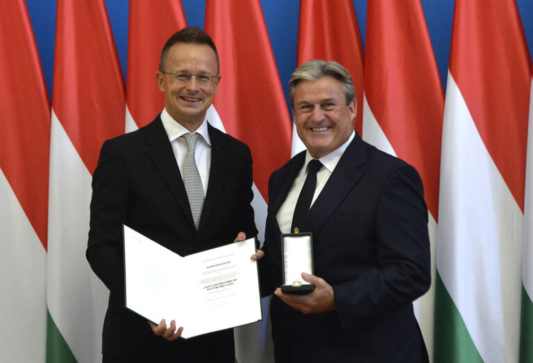 Szijjártó Péter kitüntette Kapitány Istvánt, a Shell alelnökét