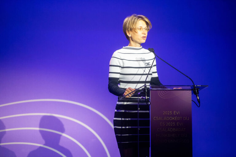 Az otthonteremtés, az anyagi biztonság és a választás szabadsága áll a családpolitika fókuszában