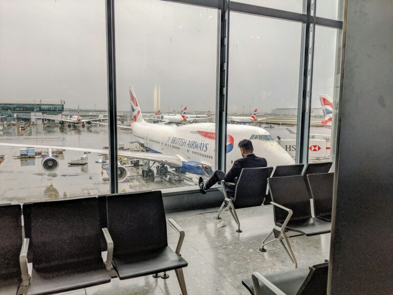 Utasbiztosítás: Helyreállt a brit repülőterek beléptetőrendszere